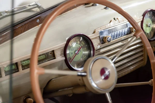 Novosibirsk Rússia Vista Janela Aberta Com Volante Interior Velho Carro — Fotografia de Stock