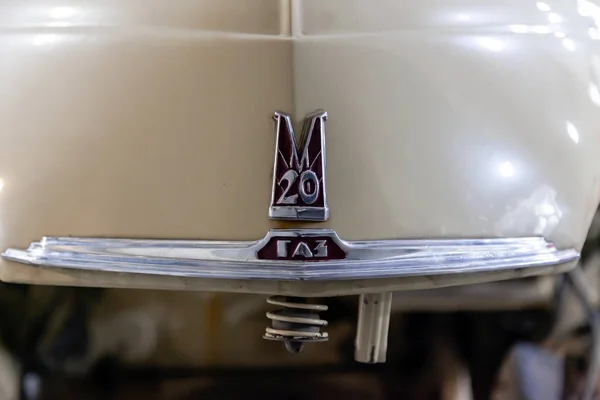 ノヴォシビルスク ロシア連邦 ソ連ベージュ Gaz ポベダ発売エグゼクティブ クラスの歳のロシア車のラベルを持つ開かれたフード観 — ストック写真