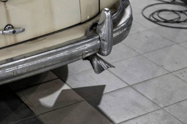 Novosibirsk, Rusya - 08.01.2018: Eski Sovyet retro araba gaz krom kaplama m20 tampon ve egzoz borusu bir araba tamir atölyesinde vücut arkası unsuru.