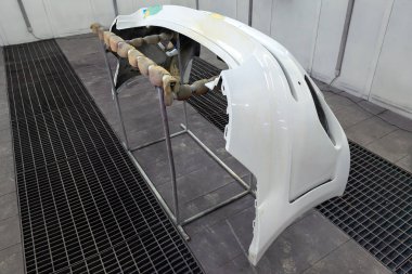 Bir kazadan sonra beyaz bir araba arka tampon bir atölye için özel bir oda boyama araçlarda çok renkli macun yardımıyla tamiri