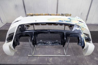 Bir kazadan sonra beyaz bir araba arka tampon bir atölye için özel bir oda boyama araçlarda çok renkli macun yardımıyla tamiri