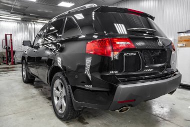 Novosibirsk, Rusya - 08.01.2018: Arkadan görünüş detaylandırma atölye ışık hizmeti kutusunda Lehçe sonra ayakta ve yıkama kırmızı taillamps ile el Acura Mdx 2008 yıl siyah renk