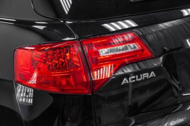 Novosibirsk, Rusya - 08.01.2018: Arkadan görünüş detaylandırma atölye ışık hizmeti kutusunda Lehçe sonra ayakta ve yıkama kırmızı taillamps ile el Acura Mdx 2008 yıl siyah renk