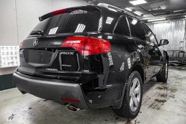 Novosibirsk, Rusya - 08.01.2018: Arkadan görünüş detaylandırma atölye ışık hizmeti kutusunda Lehçe sonra ayakta ve yıkama kırmızı taillamps ile el Acura Mdx 2008 yıl siyah renk
