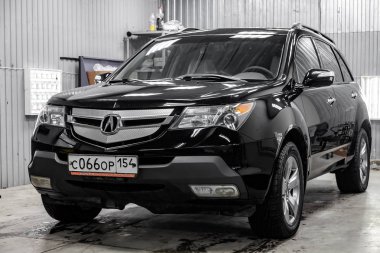 Novosibirsk, Rusya - 08.01.2018: Kullanılan Acura Mdx 2008 yıl siyah renk detaylandırma atölye ışık hizmeti kutusunda Lehçe sonra ayakta ve yıkama farlar