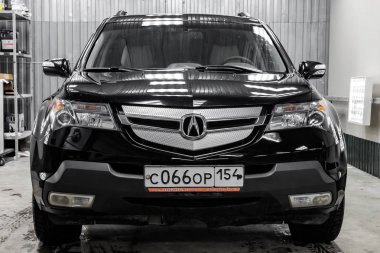 Novosibirsk, Rusya - 08.01.2018: Kullanılan Acura Mdx 2008 yıl siyah renk detaylandırma atölye ışık hizmeti kutusunda Lehçe sonra ayakta ve yıkama farlar