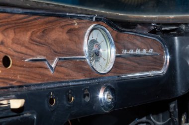 Novosibirsk, Rusya - 08.01.2018: Bir panel bir hız ve SSCB'ye yayımlanan bir eski Rus retro araba gaz 13 martı chaika yönetici sınıf, takometre ve aygıtlar