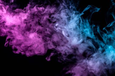 Yarı saydam, kalın duman, ışıklı ışık karanlık bir arka plan, üç renk bölünmüş tarafından: dışarı, vape Buhar dan buharlaşan mavi, yeşil ve mor, yanıklar.