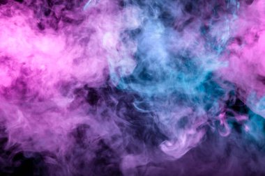 Neon ışık pembe mavi ve mor buharlaşma dalgalar deniz çakıl içinde T-shirt için köpük gibi siyah bir arka plan üzerinde duman güzel desen.