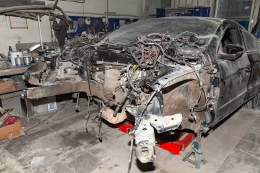 Tesviye ve araçlar ile yatak ve kızak bina restorasyonu için atölye ve otomatik servisi onarım için hisse senedi geometri ihlali ile kırık bir araba üzerindedir