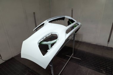 Bir kazadan sonra beyaz bir araba arka tampon bir atölye için özel bir oda boyama araçlarda çok renkli macun yardımıyla tamiri