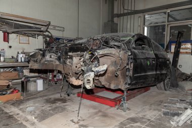 Tesviye ve araçlar ile yatak ve kızak bina restorasyonu için atölye ve otomatik servisi onarım için hisse senedi geometri ihlali ile kırık bir araba üzerindedir