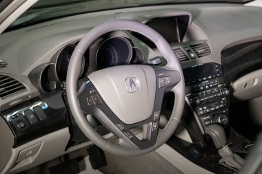 Novosibirsk, Rusya - 08.01.2018: Araba Acura Mdx iç direksiyon simidi, pano, koltuk ve multimedya sistemi hafif gri deri ve mektup şeklinde amblemi ile manzaralı
