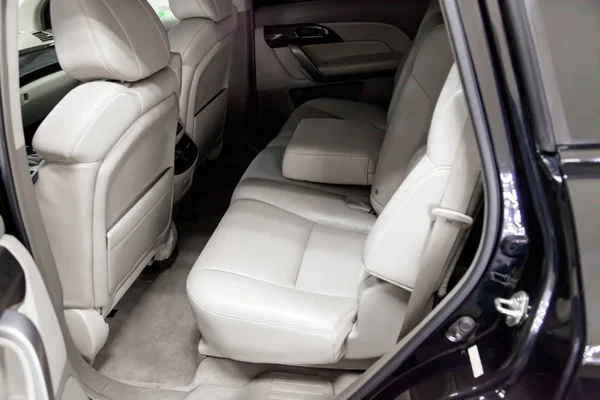Nahaufnahme Auf Dem Hinteren Autositz Mit Grauer Lederverkleidung Und Sicherheitsgurt — Stockfoto