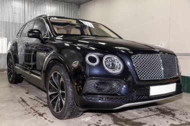 Novosibirsk, Rusya - 08.01.18: Ön görünümü lüks çok pahalı yeni siyah Bentley Bentayga araba tribünlerde Oto Servisi tamir bekliyor çamaşır kutusu