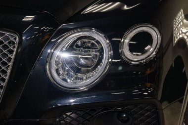 Novosibirsk, Rusya - 08.01.18: Ön far, lüks çok pahalı yeni siyah Bentley Bentayga araba tribünlerde Oto Servisi tamir bekliyor çamaşır kutusu