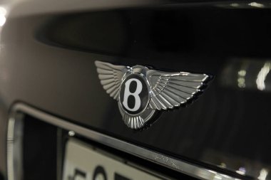 Novosibirsk, Rusya - 08.01.18: Arka lüks çok pahalı yeni siyah Bentley Bentayga araba standları Oto Servisi tamir bekliyor çamaşır kutusunda arması