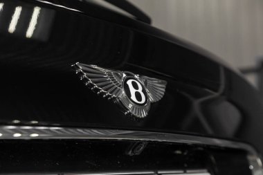 Novosibirsk, Rusya - 08.01.18: Arka lüks çok pahalı yeni siyah Bentley Bentayga araba standları Oto Servisi tamir bekliyor çamaşır kutusunda arması
