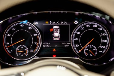 Novosibirsk, Rusya Federasyonu - 08.01.18: İç görüntülemek kontrol paneli ile hız göstergesi ve lüks çok pahalı yeni siyah Bentley Bentayga araba standları Oto Servisi tamir bekliyor çamaşır kutusunda görüntülenmesini