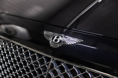 Novosibirsk, Rusya - 08.01.18: Açık lüks çok pahalı yeni siyah Bentley Bentay araba standları Oto Servisi tamir bekliyor çamaşır kutusunda arması