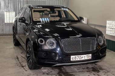Novosibirsk, Rusya - 08.01.18: Ön görünümü lüks çok pahalı yeni siyah Bentley Bentayga araba tribünlerde Oto Servisi tamir bekliyor çamaşır kutusu