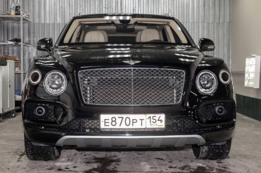 Novosibirsk, Rusya - 08.01.18: Ön görünümü lüks çok pahalı yeni siyah Bentley Bentayga araba tribünlerde Oto Servisi tamir bekliyor çamaşır kutusu
