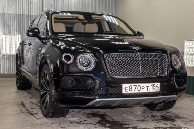 Novosibirsk, Rusya - 08.01.18: Ön görünümü lüks çok pahalı yeni siyah Bentley Bentayga araba tribünlerde Oto Servisi tamir bekliyor çamaşır kutusu