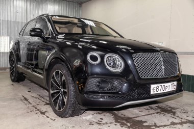Novosibirsk, Rusya - 08.01.18: Ön görünümü lüks çok pahalı yeni siyah Bentley Bentayga araba tribünlerde Oto Servisi tamir bekliyor çamaşır kutusu