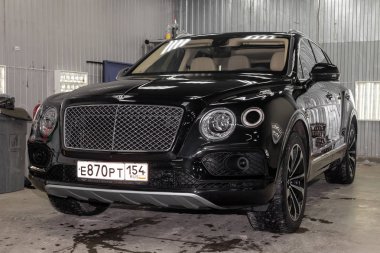 Novosibirsk, Rusya - 08.01.18: Ön görünümü lüks çok pahalı yeni siyah Bentley Bentayga araba tribünlerde Oto Servisi tamir bekliyor çamaşır kutusu