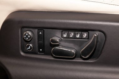 Novosibirsk, Rusya Federasyonu - 08.01.18: İç görüntülemek lüks çok pahalı yeni siyah Bentley Bentayga araba standları Oto Servisi tamir bekliyor çamaşır kutusunda, elektrikli koltuk ayarı ile