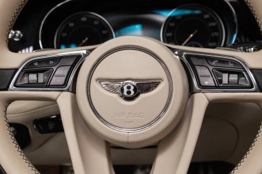 Novosibirsk, Rusya Federasyonu - 08.01.18: İç görüntülemek lüks çok pahalı yeni siyah Bentley Bentayga araba tribünlerde Oto Servisi tamir bekliyor çamaşır kutusu, direksiyon simidi üzerinde amblemi ile