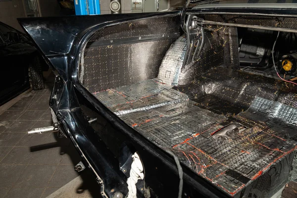 用三层隔音的行李箱对汽车进行轿车车身的调整 音频和隔振 软材料 被废弃的车 其他设备 — 图库照片