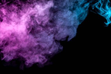 Yarı saydam, kalın duman, ışıklı ışık karanlık bir arka plan, üç renk bölünmüş tarafından: dışarı, vape t-shirt üzerine baskı için buhar buharlaşan mavi, yeşil, pembe ve mor, yanıklar