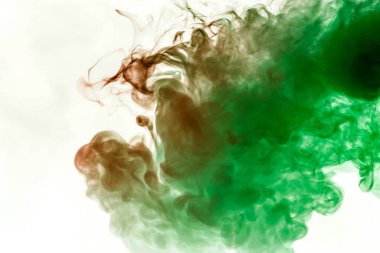 Bir suluboya geçişler arasında yeşil ve turuncu tişört ve giyim baskı almak için kimyasal bir reaksiyon gibi maddenin bir beyaz zemin üzerine kırmızı duman dokusuna gibidir