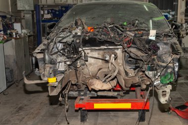 Tesviye ve araçlar ile bina yatak motoru olmadan restorasyonu için atölye ve otomatik hizmetindeki onarım için hisse senedi geometri ihlali ile kırık bir araba üzerindedir