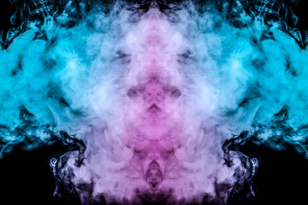 一种五颜六色的粉红色和蓝色烟雾 以幽灵的头部或黑色孤立背景上的奇怪生物的形式出现 波浪和蒸汽中的抽象模式 — 图库照片