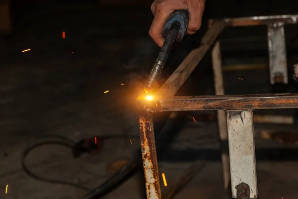 Una Persona Experimentada Realiza Trabajo Con Una Máquina Soldadura Fijación —  Fotos de Stock