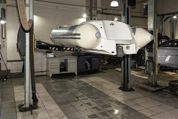 Egy Kis Fehér Gumi Motoros Emelt Egy Autó Felemel Tisztítására — Stock Fotó