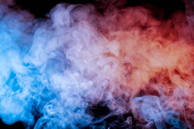 Neon parlak ışık mavi pembe ve turuncu siyah bir arka plan vape, mocap ve Yazdır t-shirt için dışarı ekshale duman güzel yatay sütun.