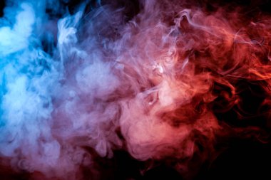 Neon parlak ışık mavi pembe ve turuncu siyah bir arka plan vape, mocap ve Yazdır t-shirt için dışarı ekshale duman güzel yatay sütun.
