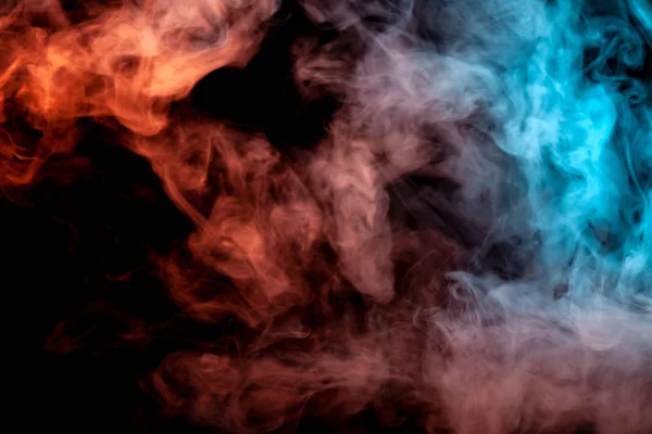 背景橙色 红色和蓝色波浪烟在一个黑色的隔离的地面上 从平稳上升的俱乐部的蒸汽的蒸汽抽象模式 T恤的制作和打印 — 图库照片
