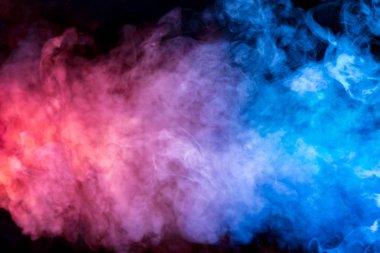 Neon parlak ışık mavi pembe ve turuncu siyah bir arka plan vape, mocap ve Yazdır t-shirt için dışarı ekshale duman güzel yatay sütun.