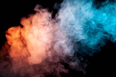 Turuncu, mor, kırmızı ve mavi dalgalı duman bir siyah arka plan zemin izole. Vape sorunsuz yükselen kulüpleri Buhar soyut desen. MoCap ve Yazdır t-shirt için.