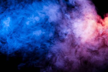 Neon parlak ışık mavi pembe ve turuncu siyah bir arka plan vape, mocap ve Yazdır t-shirt için dışarı ekshale duman güzel yatay sütun.