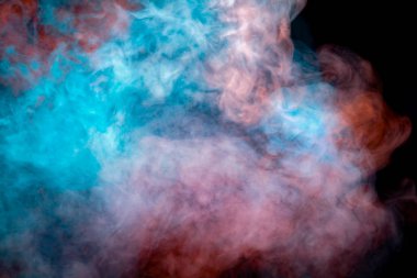 Turuncu, mor, kırmızı ve mavi dalgalı duman bir siyah arka plan zemin izole. Vape sorunsuz yükselen kulüpleri Buhar soyut desen. MoCap ve Yazdır t-shirt için.