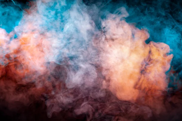 Transluzenter Dichter Rauch Beleuchtet Von Licht Vor Dunklem Hintergrund Unterteilt — Stockfoto
