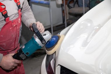 İş elbiseleri ve kirli eller ayrıntılı ana man 