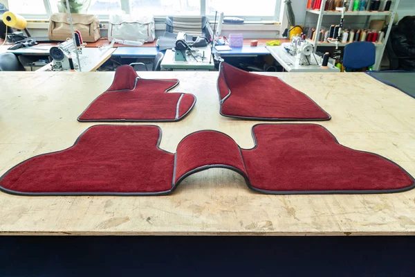 Auto 3d handgefertigte Fußmatten in roter Farbe aus Wolle für Front und — Stockfoto