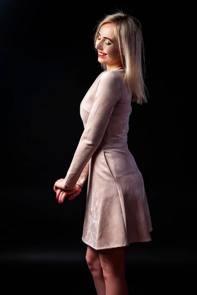 Giovane donna bionda con trucco luminoso e labbra rosse è in piedi — Foto Stock