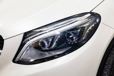 Ön led Far görünümü çok pahalı lüks yeni beyaz Mercedes